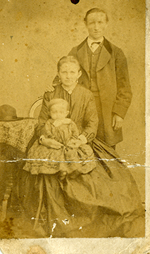 Ehregott and Friederika Schreiter with their oldest daughter Luise