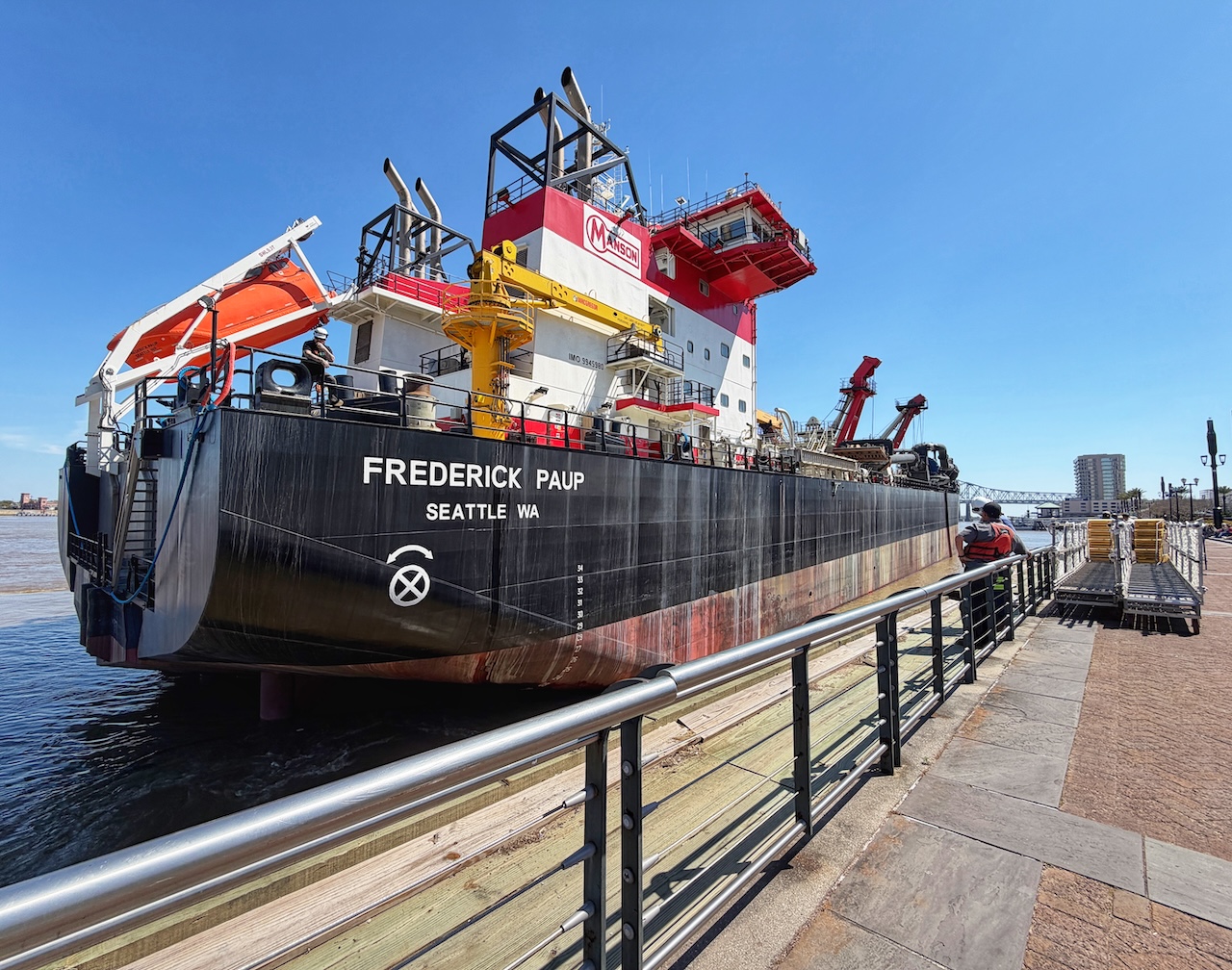 Modern-day hopper dredge in the Mississippi at New Orleans